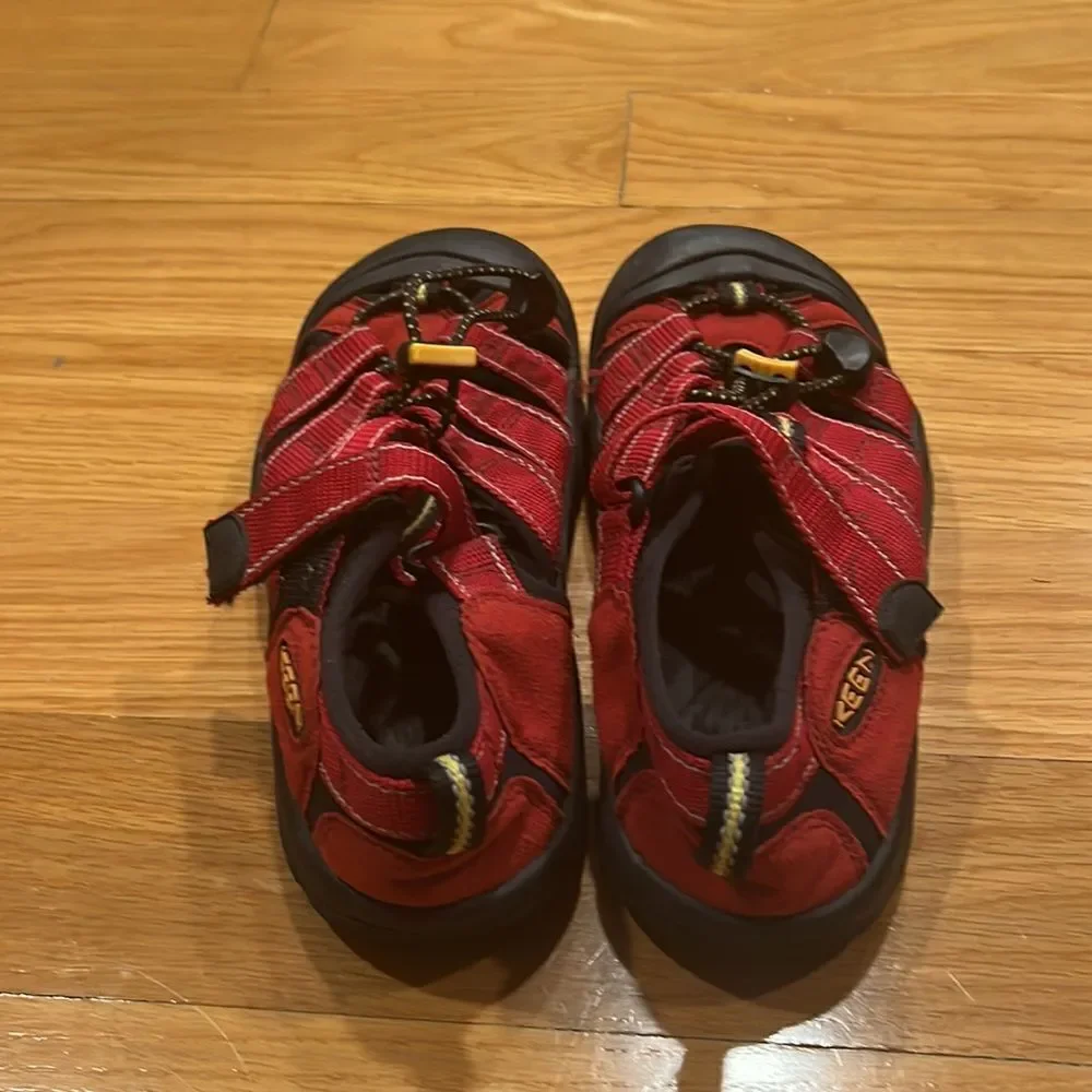 𝅺KEEN waterproof sandals size 2.